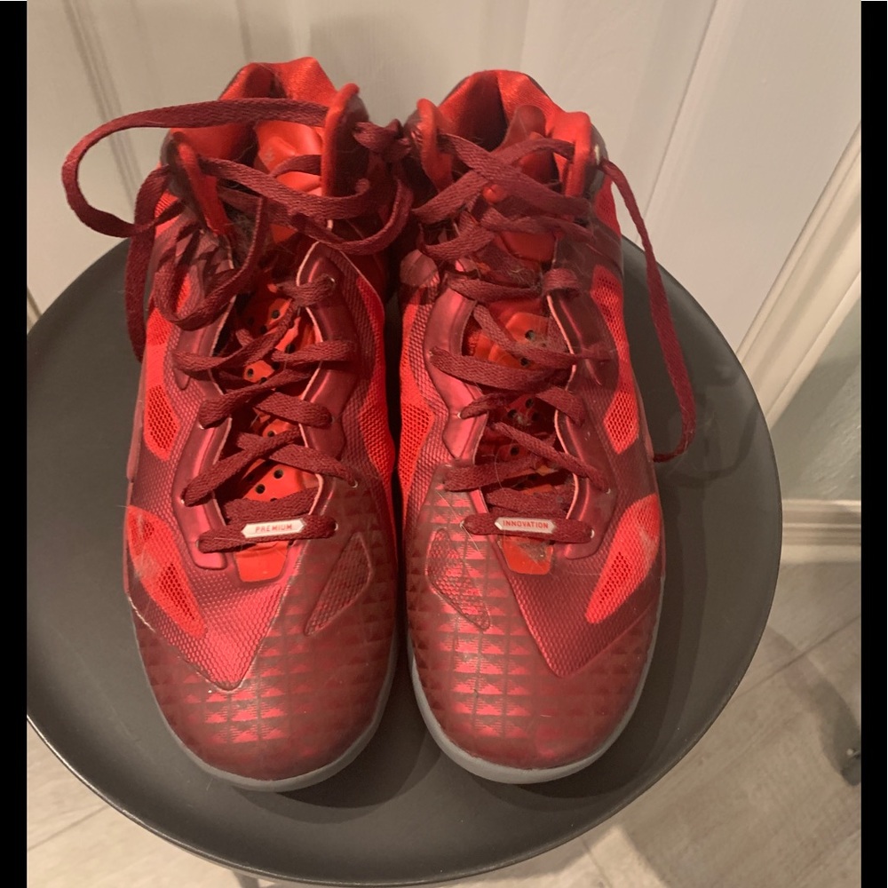 WOMANS NIKE SIZE 9